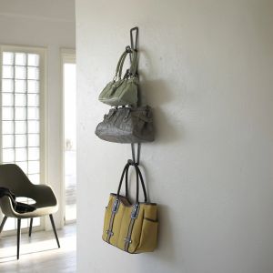 черна закачалка за чанти 